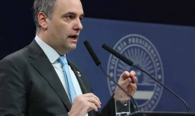 El Gobierno dice que insistirá con la privatización de Aerolíneas y otras empresas