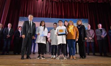 Bernarte entregó la Distinción ‘Manuel Belgrano’ a estudiantes destacados de la ciudad