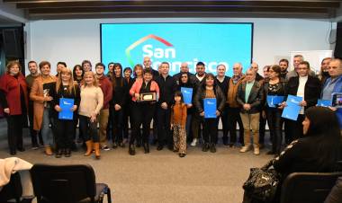 La Municipalidad distinguió a agentes y jubilados municipales