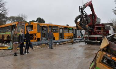 La Municipalidad compacta los colectivos italianos y motovehículos