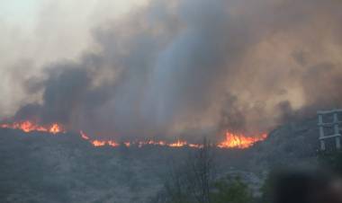Varios cuarteles de bomberos combaten un incendio entre La Calera y Malagueño