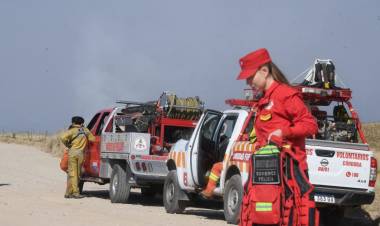 El Durazno: Más de 200 bomberos siguen la lucha contra el fuego