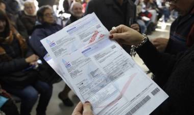 Límite a las tasas municipales: prohíben aplicar impuestos locales en las facturas de servicios