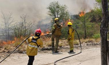 Incendios en Córdoba: hay cuatro focos activos y alertan por otro día de "riesgo extremo"