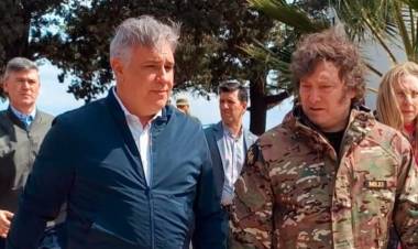Milei fue recibido por Llaryora en su visita a Córdoba por los incendios forestales