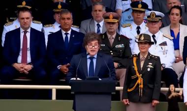 Un guiño a la Federal: ante cadetes, Milei reivindicó el protocolo antipiquetes y aclaró que el orden público es "sagrado"