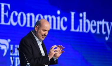 Sturznegger justificó la desregulación de Correo Argentino: "Ya no tiene valor estratégico"