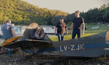 Extrajeron del dique Los Molinos una avioneta que estaba sumergida desde hace 17 años