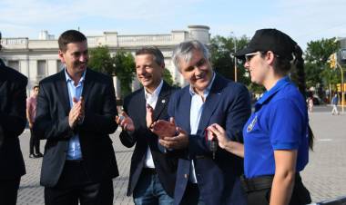 Obras en el Centro Cívico, Central de Monitoreo Urbano, nuevos móviles, créditos y aportes a instituciones dejó la visita de Llaryora a la ciudad