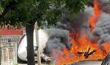 Se estrelló el avión del presidente de River Plate: cayó sobre una casa en Buenos Aires y murieron dos pilotos