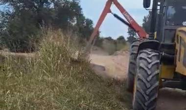 Continúa la limpieza y desobstrucción de canales de desagües pluviales