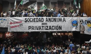 Un amplio y multitudinario acto en Luz y Fuerza rechazó el intento de privatización de EPEC