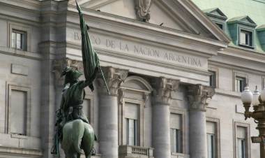 Revés para Milei: la Justicia suspendió la transformación del Banco Nación en Sociedad Anónima