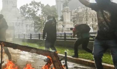 Estado represor: un video muestra el momento en que las fuerzas de seguridad le tiran una granada de gas al fotoperiodista Pablo Grillo