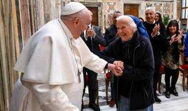 La historia de la monja amiga del Papa que rompió el protocolo para darle el último adiós y conmovió a todos