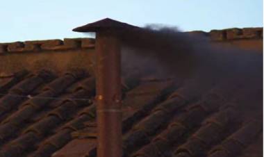 Fumata negra en el Vaticano: la primera votación del cónclave no definió al reemplazante de Francisco