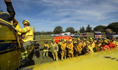 Incendios forestales: Bomberos cordobeses se entrenan en “Operaciones seguras con aeronaves”