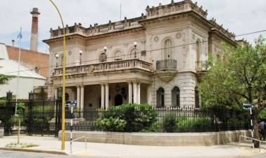 El municipio reducirá secretarías, bajará sueldos políticos y congelará salarios por 120 días