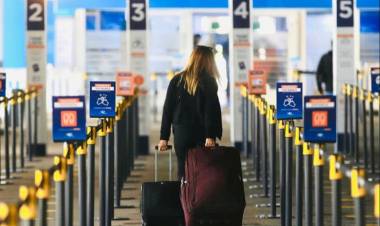 El Gobierno modificó la ley de Migraciones: endurece las deportaciones y habilita cobro en salud y universidades