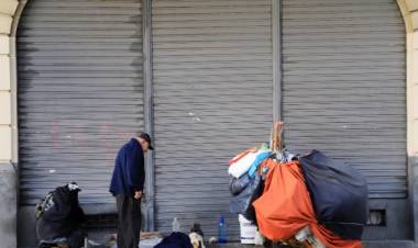 Por decreto, Milei se desliga de brindarle asistencia a las personas en situación de calle