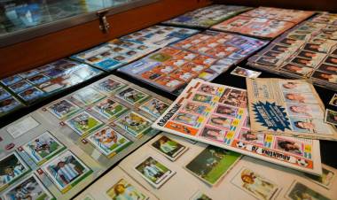 El Museo Provincial del Deporte exhibe una colección única de figuritas de mundiales