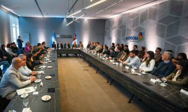 Llaryora entregó $200 millones a 28 municipios para fortalecer la educación local