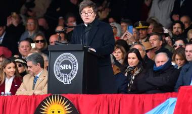 Alineados: tras el anuncio en la Rural, Milei oficializó la baja de retenciones a las exportaciones de carne y granos