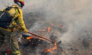 Bomberos voluntarios combaten un incendio en la zona de Pampa Alta