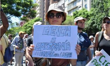 Científicos activan un paro contra el ajuste del Gobierno en medio del furor por el streaming submarino