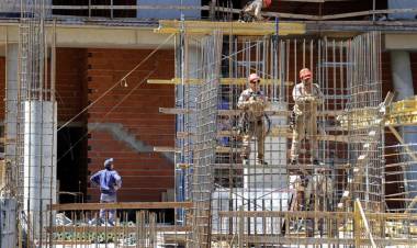 Desregulación: el Gobierno traspasó los planes de vivienda a provincias y municipios