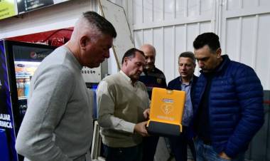 La Municipalidad entregó un desfribrilador automático a El Tala