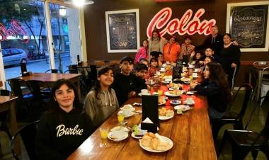 Niños del comedor “Los Pekeñitos” vivieron una tarde especial en Confitería Colón