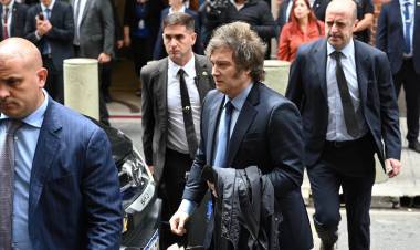 Tras la derrota, tambalea el plan económico de Milei: se derrumban las acciones y el riesgo país supera los 1.000 puntos