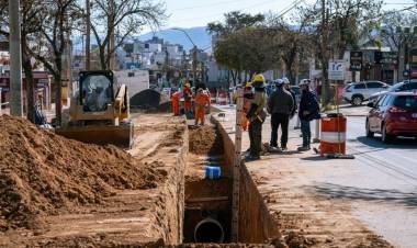 Villa Carlos Paz: A buen ritmo se ejecuta la obra de mejora del sistema de agua potable y repavimentación de la Avenida Cárcano