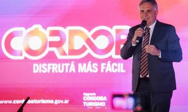 Anoche, Llaryora encabezó el lanzamiento de la temporada de verano 2025-2026 de la provincia
