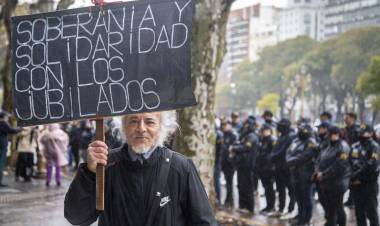 Una miseria: el Gobierno formalizó un aumento de solo el 2% para jubilaciones y asignaciones