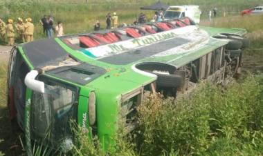 Volcó un colectivo de turismo en Ruta 2: murieron dos pasajeros y se reportaron 44 heridos