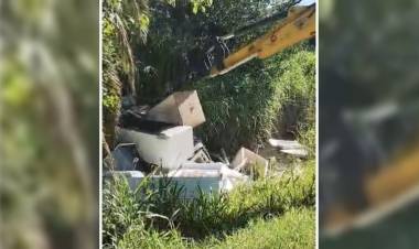 Servicios Públicos desobstruyó un canal donde había un tapón con carcasas de heladeras