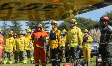 Córdoba envía un avión hidrante, un helicóptero y 63 bomberos para combatir los incendios en Chubut