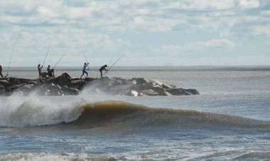 Qué es un meteotsunami, el fenómeno que mató a una persona en la costa argentina