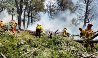 Chubut: Con lluvias aisladas y temperaturas más bajas, sigue el trabajo de bomberos cordobeses