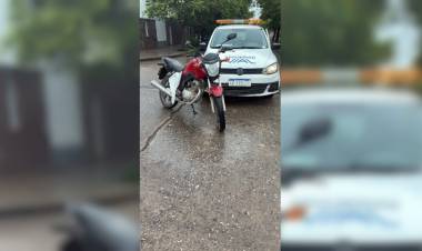 Choque entre una moto y un vehículo de Seguridad Vial dejó un herido grave