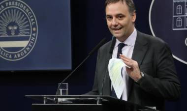 "No tengo nada que esconder", dijo Adorni tras las denuncias por los viajes personales en el avión oficial