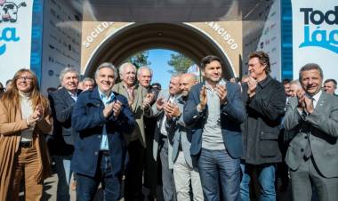 Llaryora despliega una intensa agenda en San Justo con anuncios para educación, viviendas y cooperativas