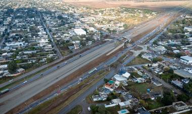 Altonivel sobre la Ruta 19 en Malvinas Argentinas: trabajan en el hormigonado de las rotondas y en las cunetas
