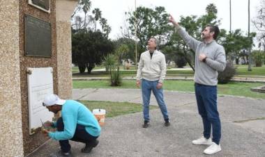 Las esculturas de Plaza Vélez Sarsfield recuperan su color original como parte de su restauración