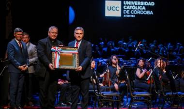 Llaryora asistió a la gala por el 70° aniversario de la Universidad Católica de Córdoba