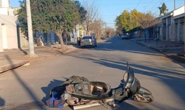 Un choque en Pasteur y Salta dejó a un motociclista con fractura y otras lesiones