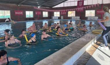 Adultos mayores comenzaron las actividades de natación en el natatorio del Club San Isidro