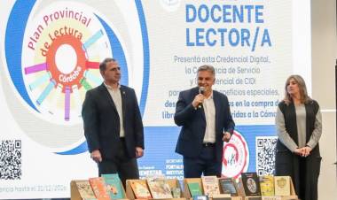 Llaryora encabezó la entrega de 50.000 libros para escuelas y espacios educativos